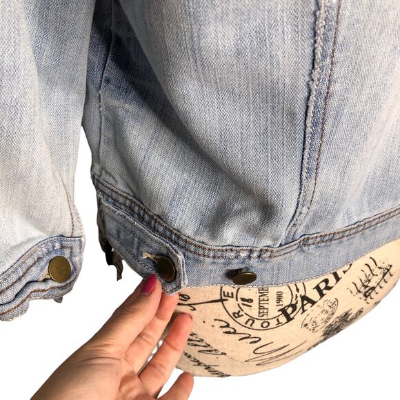 Forever 21 MEDIUM Slight Distress Light Wash Four Pocket Button Up Jean Jacket - Picture 8 of 13